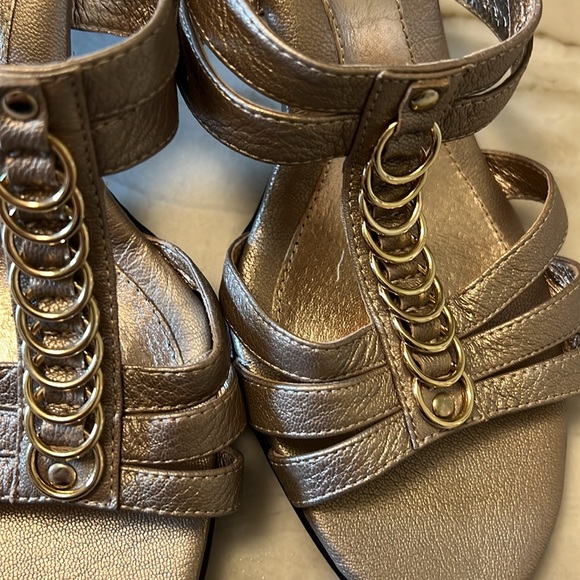 Soft Sandals, Kitten Heel Sz 8 - Picture 10 of 14